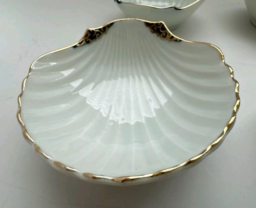 Set scallop shell shaped - of,