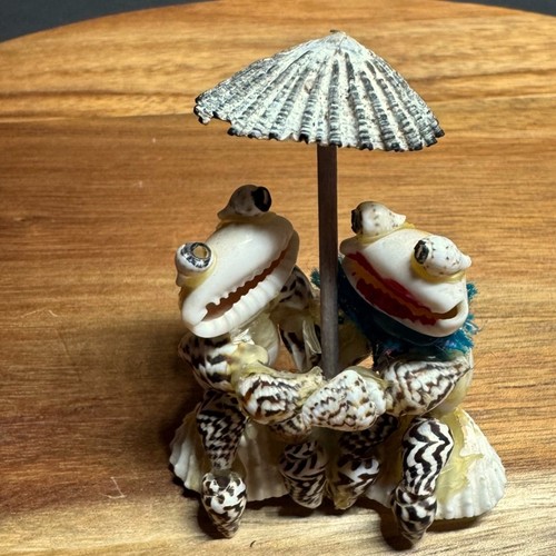 Vintage shell art frog couple - art,